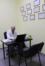 Врач-психиатр за столом